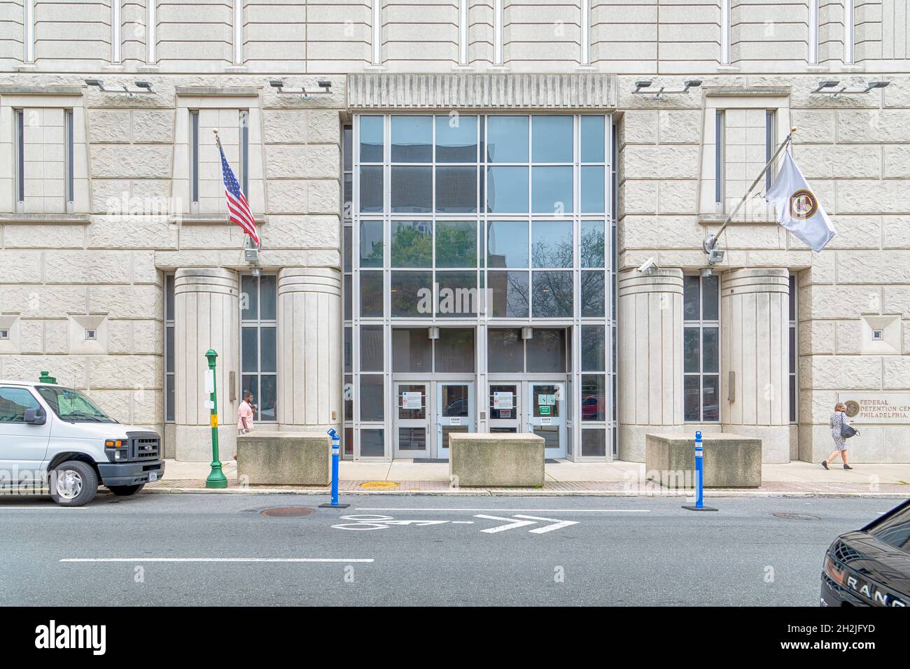 700 Arch Street, l'alto Federal Detention Center, è stato progettato per integrarsi con il centro di Philadelphia. Foto Stock