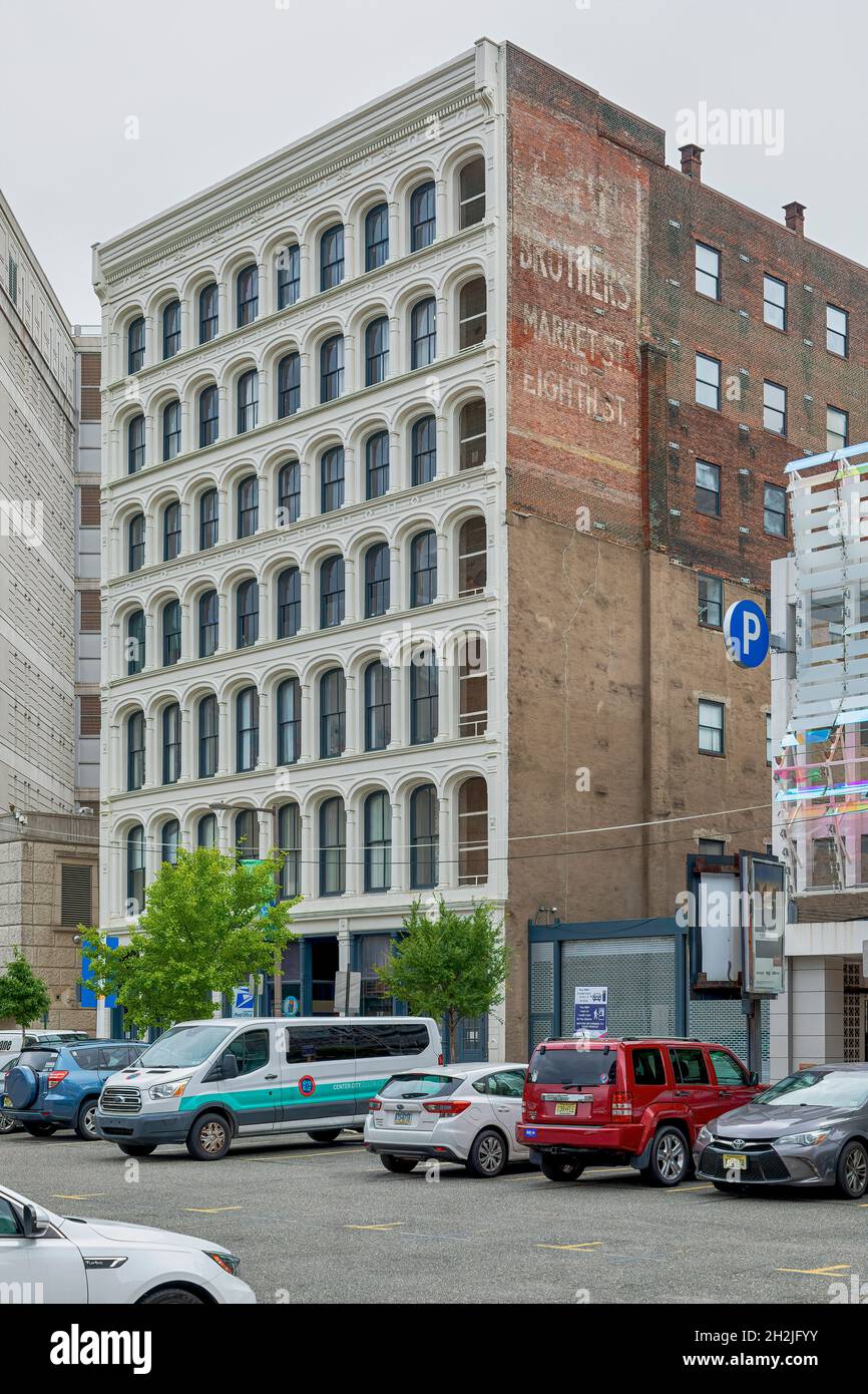 718 Arch Street, il Cast Iron Building, costruito nel 1887 come Harris Steam Power Printing House. Lit Brothers Department Stores occupò più tardi il sito. Foto Stock