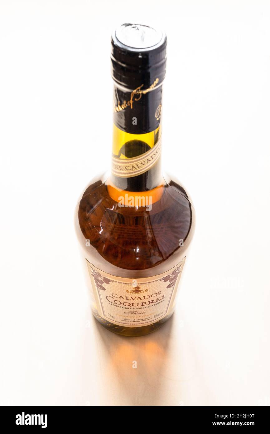 Mosca, Russia - 30 settembre 2021: Bottiglia chiusa con francese Coquerel Calvados fine su tavolo marrone chiaro. Coquerel calvados è stato fondato nel Manoi Foto Stock