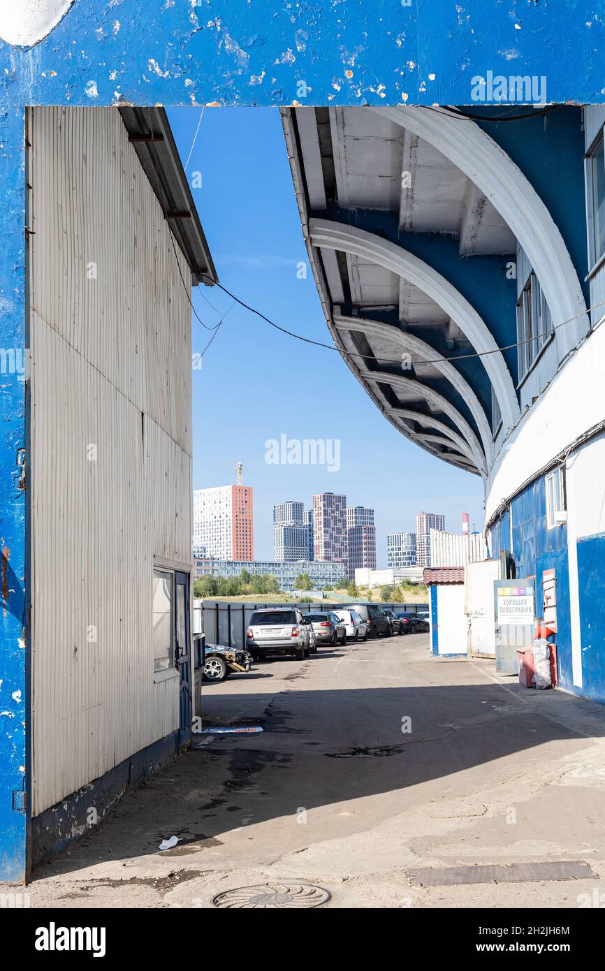 Mosca, Russia - 31 agosto 2021: Hangar e magazzino in tribuna dello stadio aperto Izmailovo a Mosca. La costruzione iniziò nel 1933, costruita negli anni '60 Foto Stock