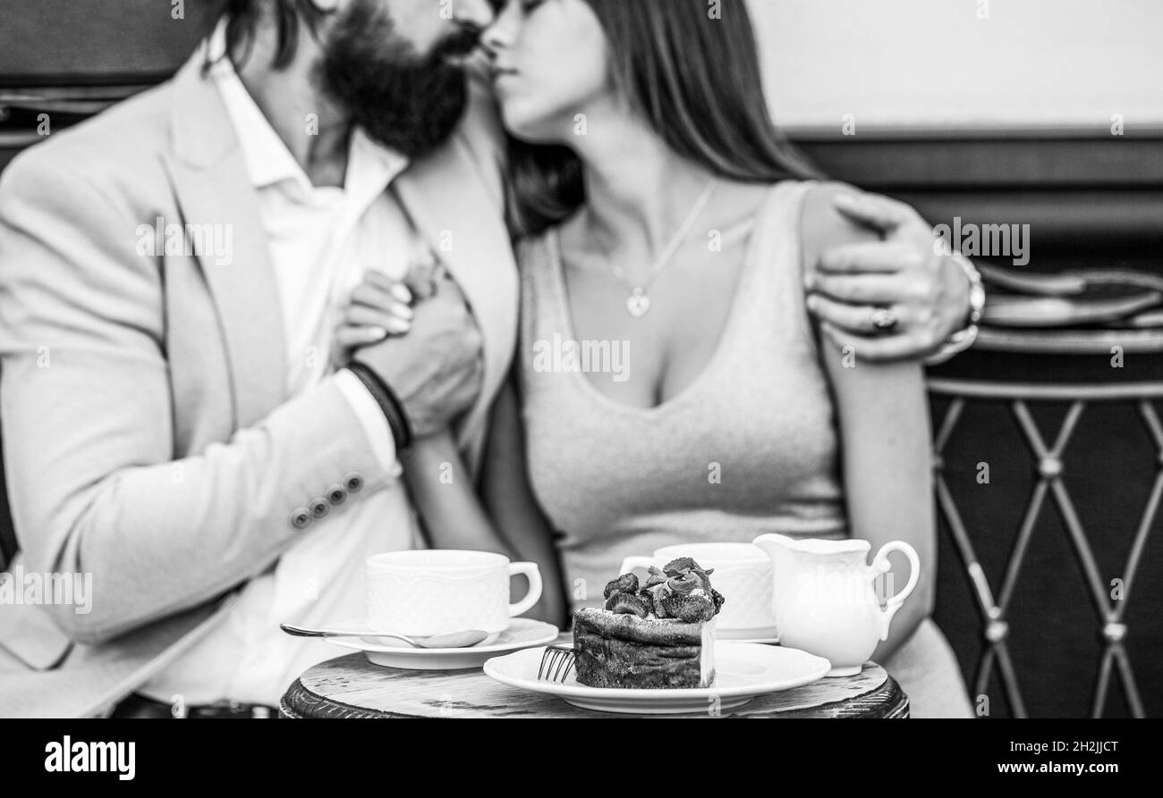 Bere caffè. Felice coppia romantica seduta in un caffè bere caffè. Una giovane coppia beve cappuccino al bar caffetteria. Accoppia con il caffè Foto Stock