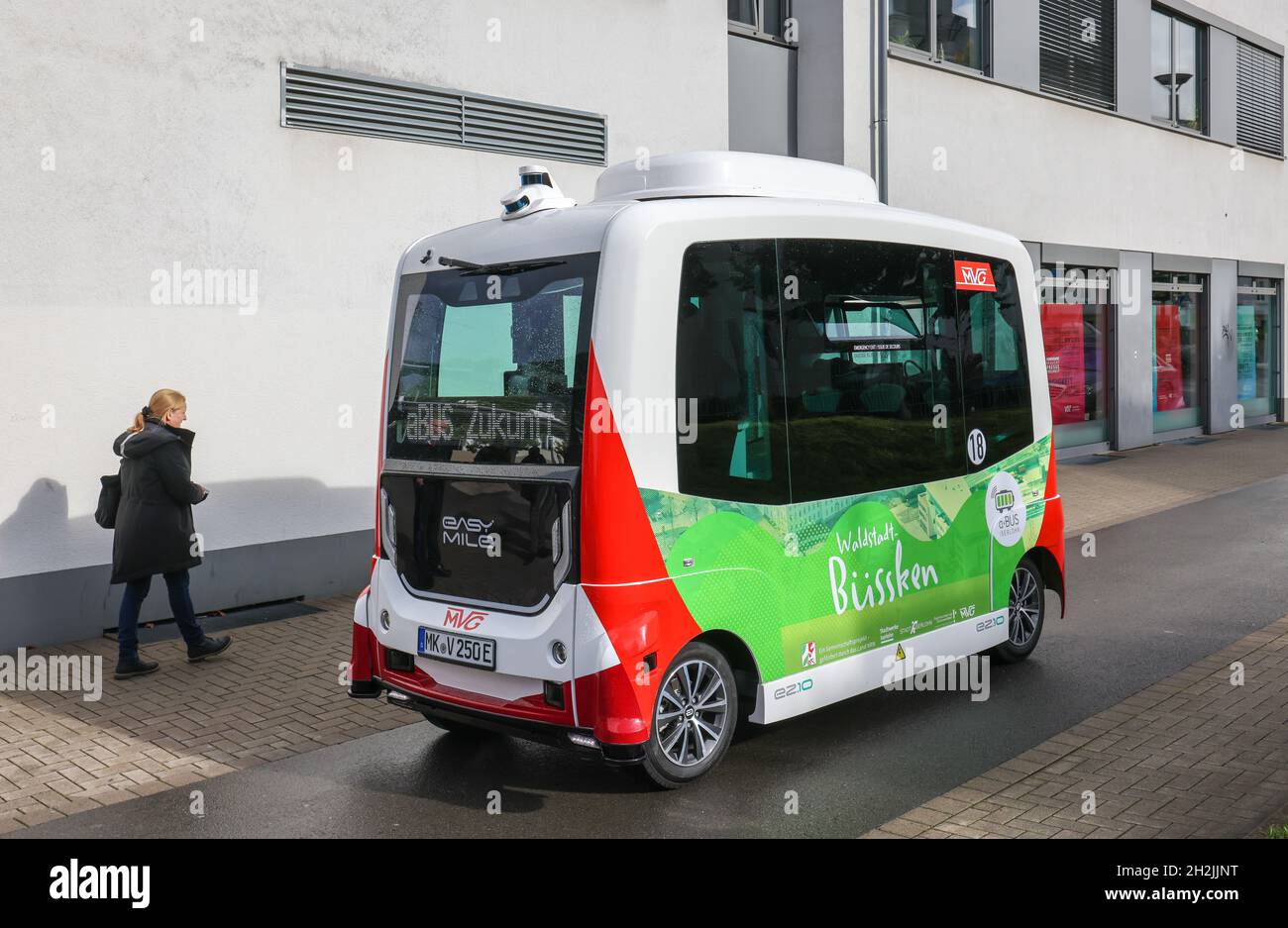 Iserlohn, Renania Settentrionale-Vestfalia, Germania - autobus elettrici autonomi alla stazione ferroviaria della città, un totale di due autobus elettrici automatizzati sono in funzione r Foto Stock