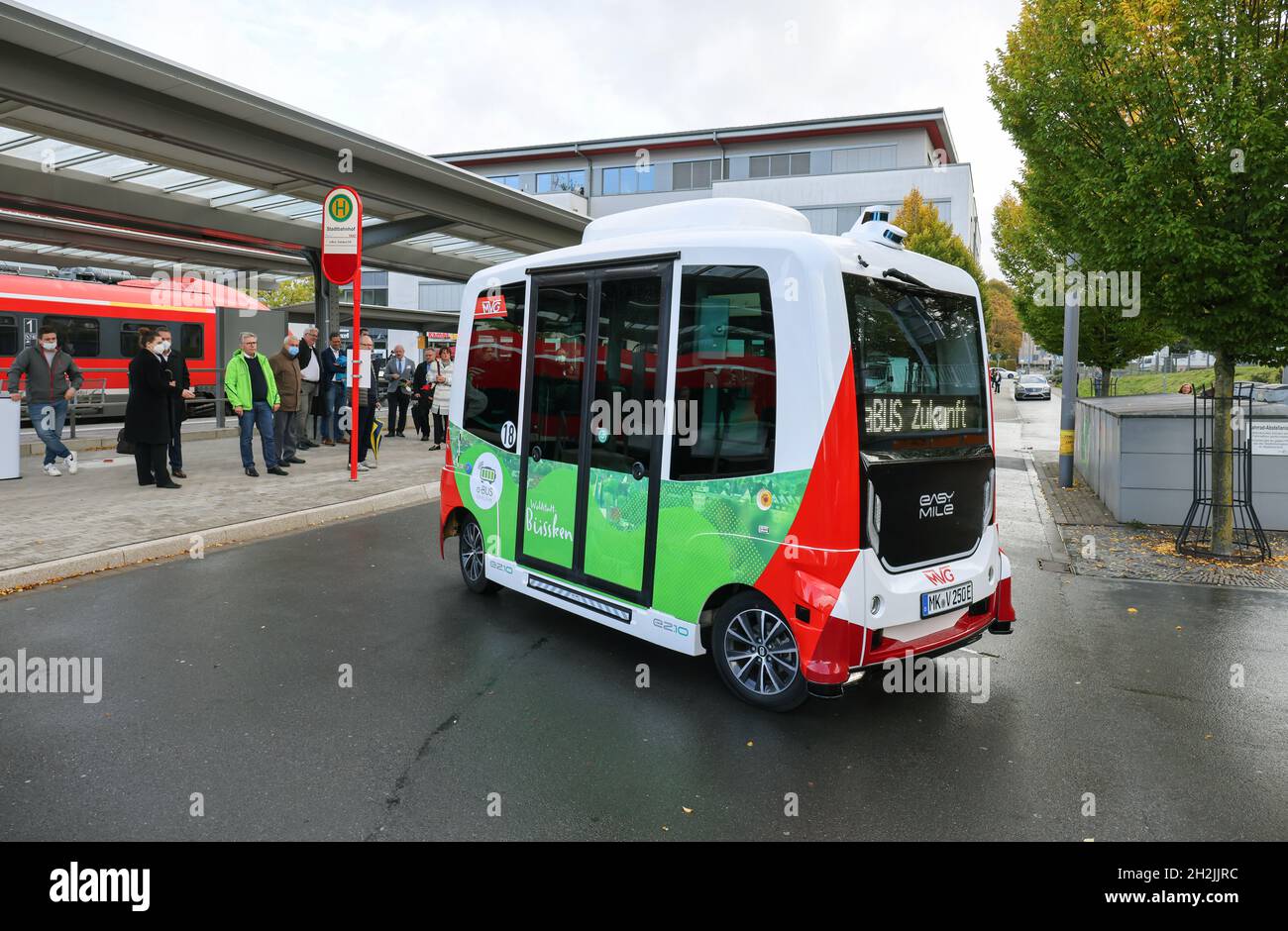 Iserlohn, Renania Settentrionale-Vestfalia, Germania - autobus elettrici autonomi alla stazione ferroviaria della città, un totale di due autobus elettrici automatizzati sono in funzione r Foto Stock