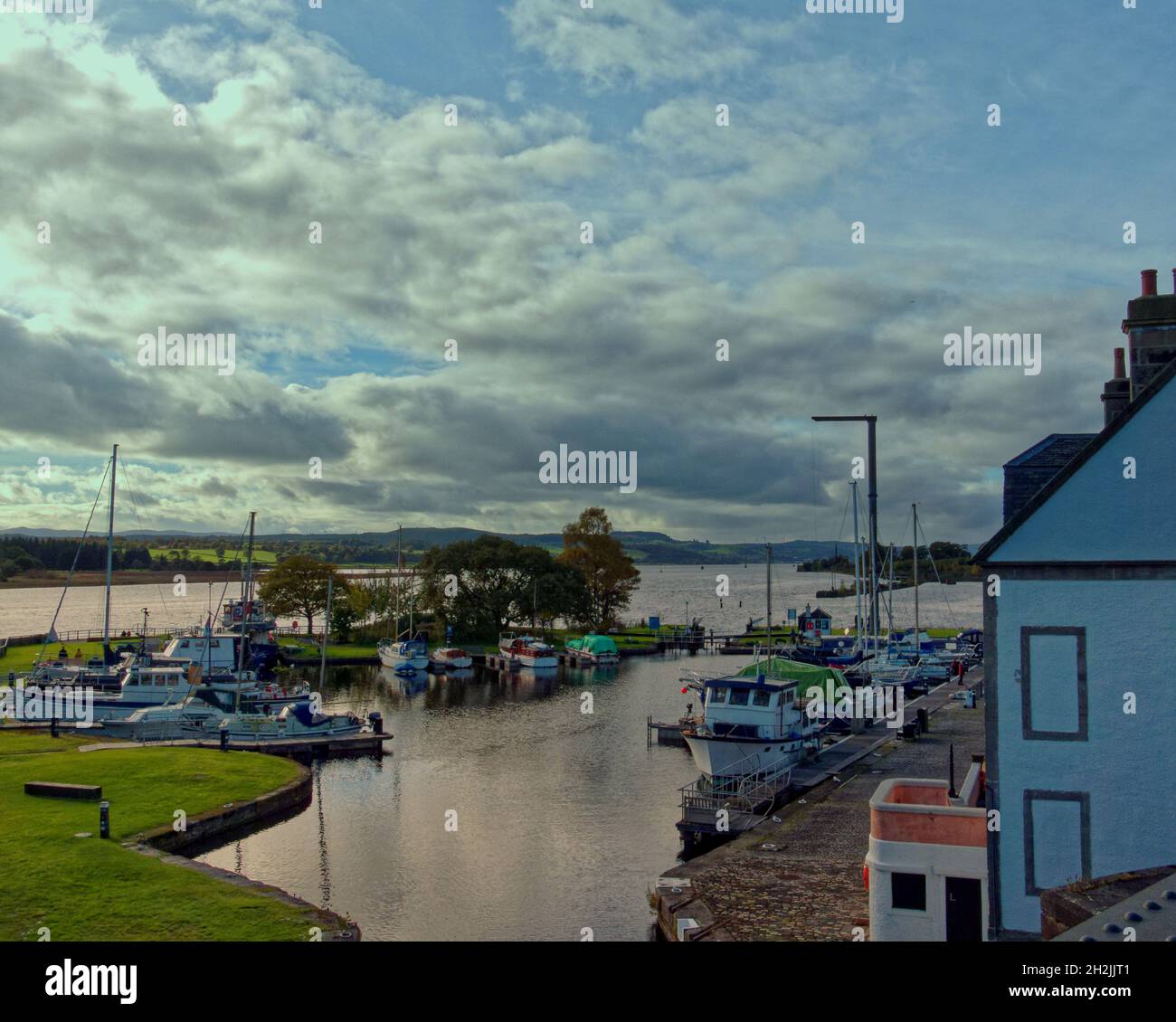 Bowling, Glasgow, Scozia, UK 22 ottobre, 2021.UK Meteo: Nuovo porto di bowling soleggiato che si affaccia sulla linea alta di Bowling come il famoso a New york si specchia sul vecchio ponte ferroviario vicino Glasgow. Dieci milioni di sterline sono stati spesi sulla pista ciclabile da glasgow a New york sul porto conosciuto come la bowline dopo l'aggiornamento. Il nuovo logo in sabbia bianca sul percorso ha messo i tocchi finali alla sua nascita, riflettendo il suo patrimonio ferroviario, mentre il percorso ciclabile per il lago lomond diventa senza traffico. Credit: Gerard Ferry/Alamy Live News Foto Stock