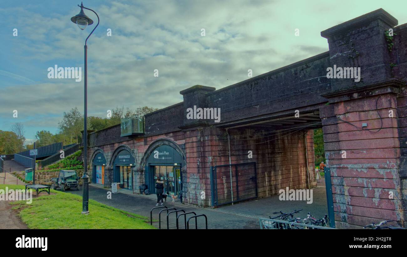 Bowling, Glasgow, Scozia, UK 22 ottobre, 2021.UK Meteo: Nuovo bowling soleggiato High line a Bowling come il famoso a New york si specchia sul vecchio ponte ferroviario vicino Glasgow. Dieci milioni di sterline sono stati spesi sulla pista ciclabile da glasgow a New york sul porto conosciuto come la bowline dopo l'aggiornamento. Il nuovo logo in sabbia bianca sul percorso ha messo i tocchi finali alla sua nascita, riflettendo il suo patrimonio ferroviario, mentre il percorso ciclabile per il lago lomond diventa senza traffico. Credit: Gerard Ferry/Alamy Live News Foto Stock