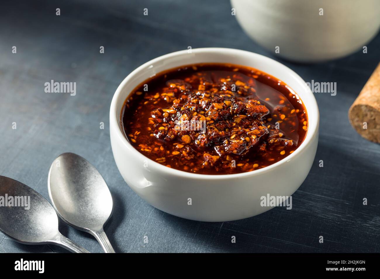 Speziato rosso asiatico speziato in casa Chili croccante con olio e aglio Foto Stock