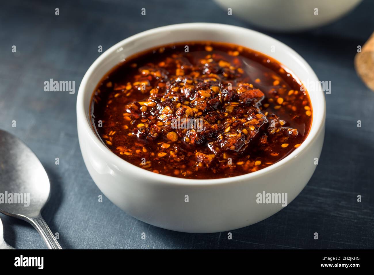 Speziato rosso asiatico speziato in casa Chili croccante con olio e aglio Foto Stock