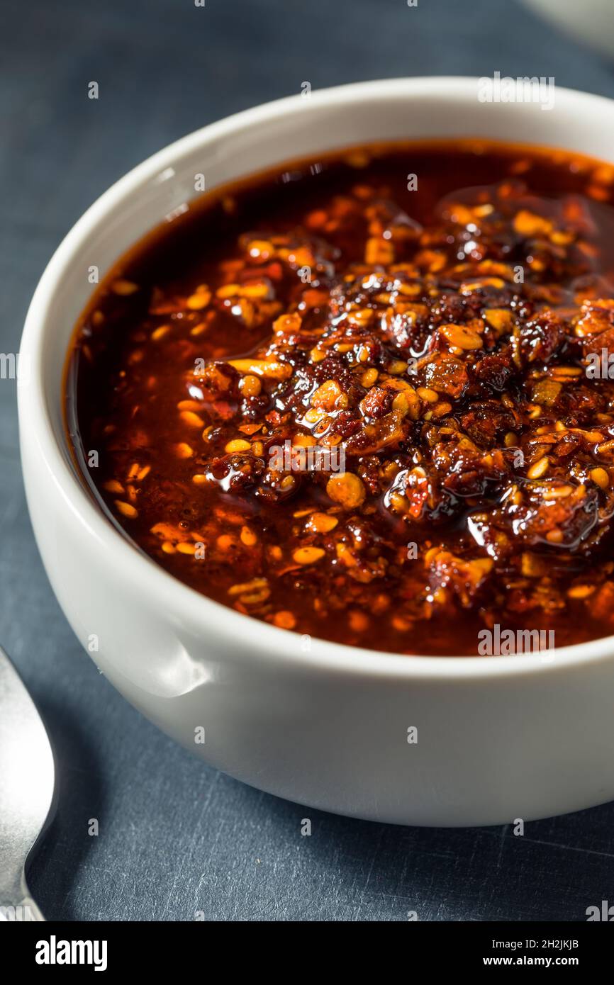 Speziato rosso asiatico speziato in casa Chili croccante con olio e aglio Foto Stock