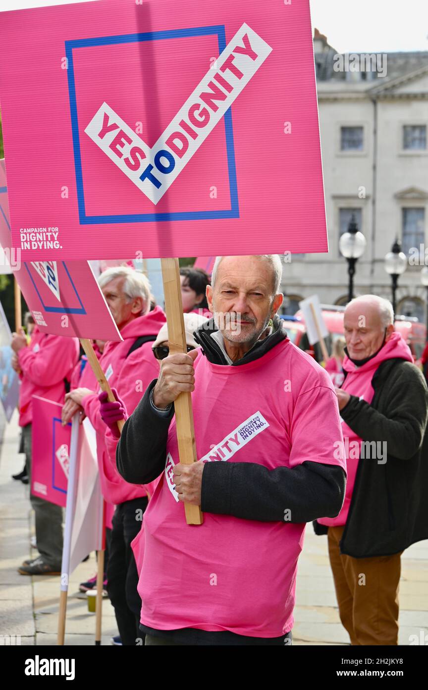 Londra, Regno Unito. I manifestanti che chiedevano la riforma si sono riuniti al di fuori delle Camere del Parlamento, Westminster, mentre i colleghi discutevano di nuove leggi sulla morte assistita. La protesta è stata organizzata dalla dignità in morente e umanisti UK. Credit Michael Melia / Alamy Live News Foto Stock