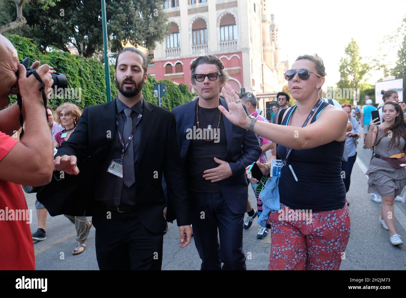 L'attore Etan Hawke arriva al settantaquattresimo Festival del Cinema di Venezia, 30 agosto 2017. (MVS) Foto Stock