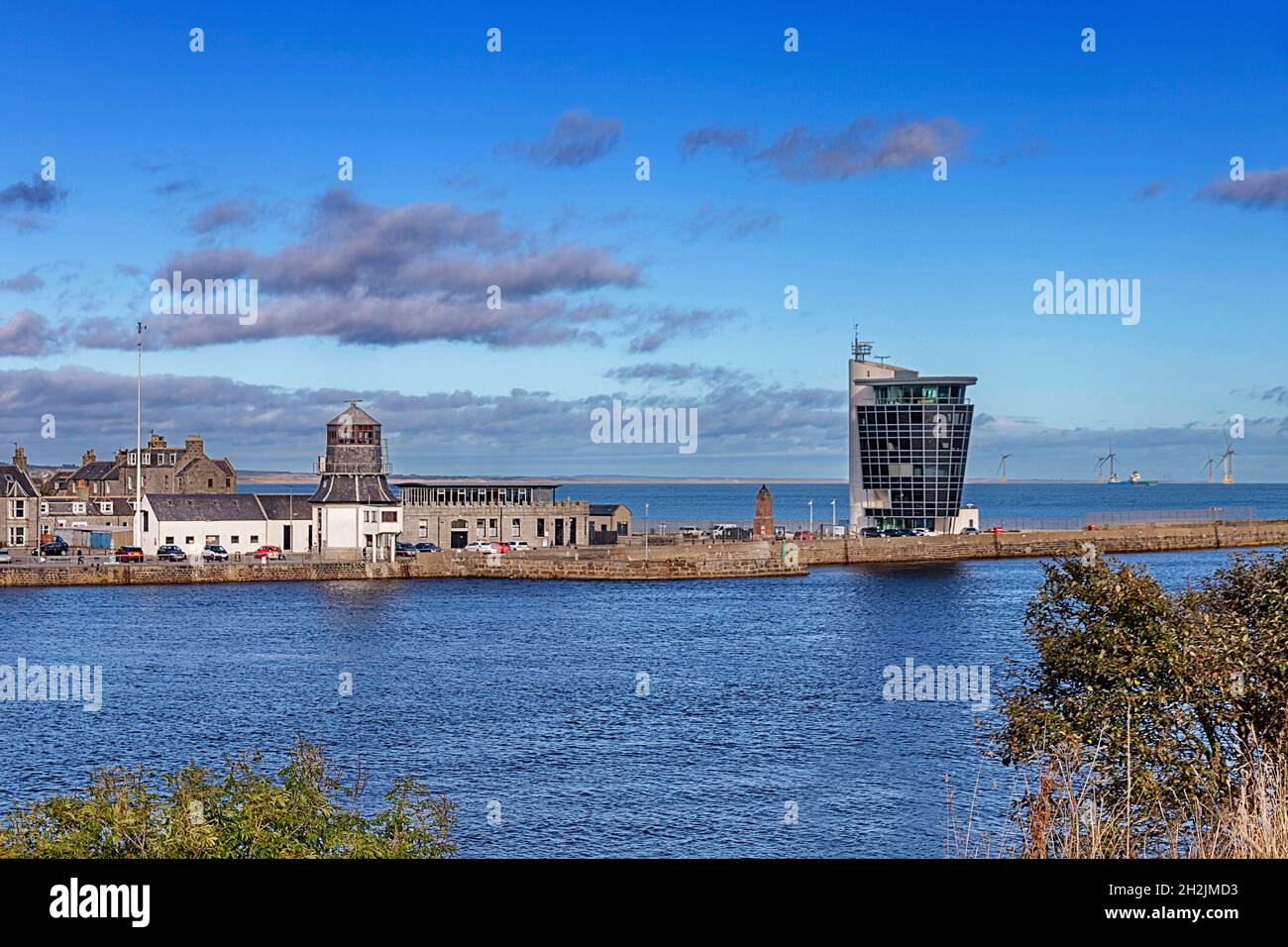 ABERDEEN CITY SCOTLAND HARBOUR NORTH PIER OLD WHITE ROUNDHOUSE E L'ALTO CENTRO MARINO O OPERAZIONI DI SPEDIZIONE Foto Stock
