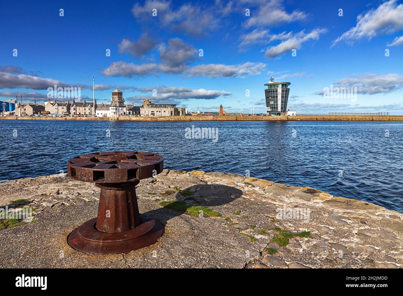 ABERDEEN CITY SCOTLAND HARBOUR NORTH PIER OLD WHITE ROUNDHOUSE E L'ALTO CENTRO MARINO O OPERAZIONI DI SPEDIZIONE E UN CABESTANO Foto Stock