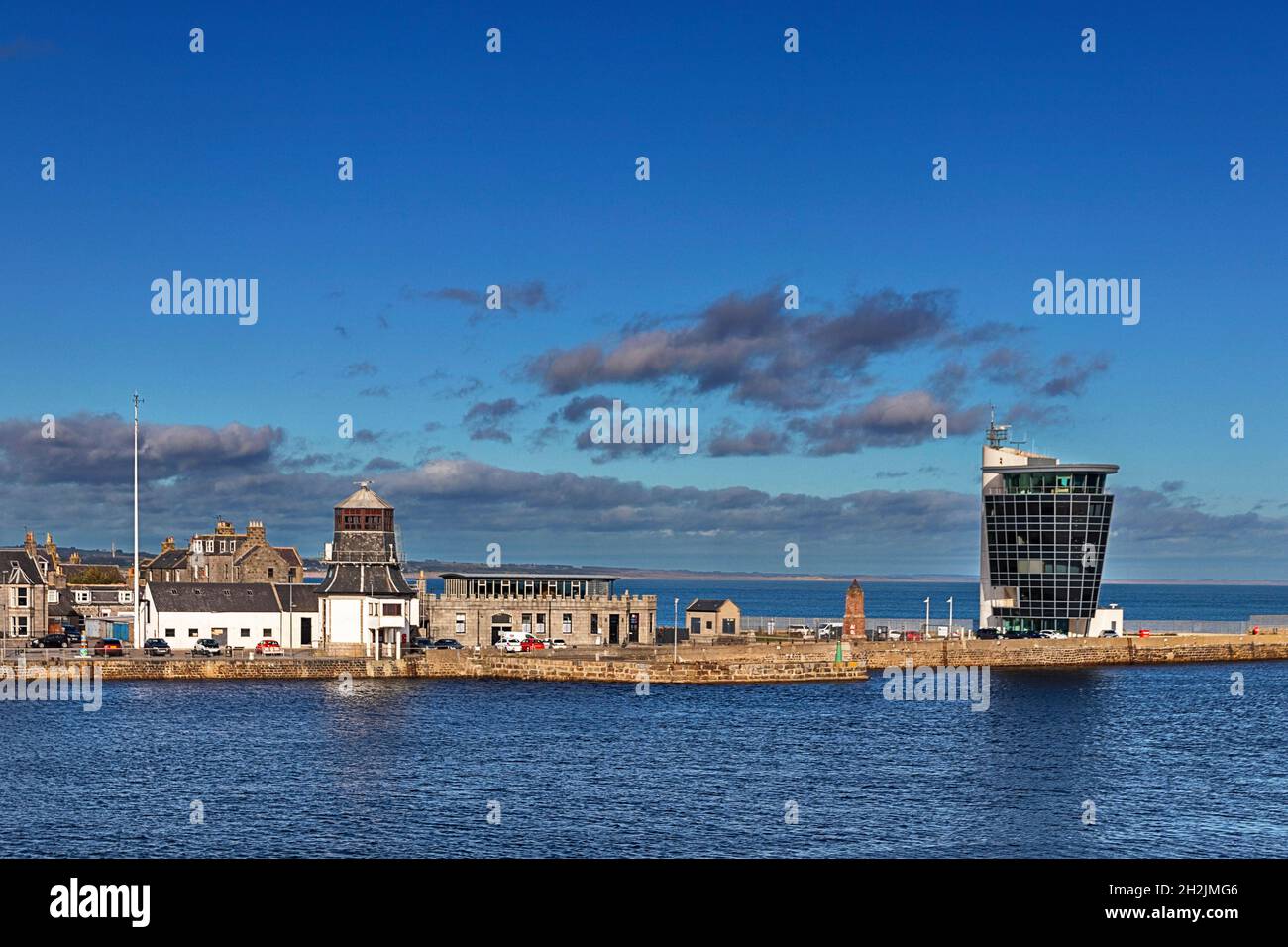 ABERDEEN CITY SCOTLAND HARBOUR NORTH PIER CON LA VECCHIA ROUNDHOUSE BIANCA E L'ALTO CENTRO MARINO O OPERAZIONI DI SPEDIZIONE E UN CIELO BLU Foto Stock