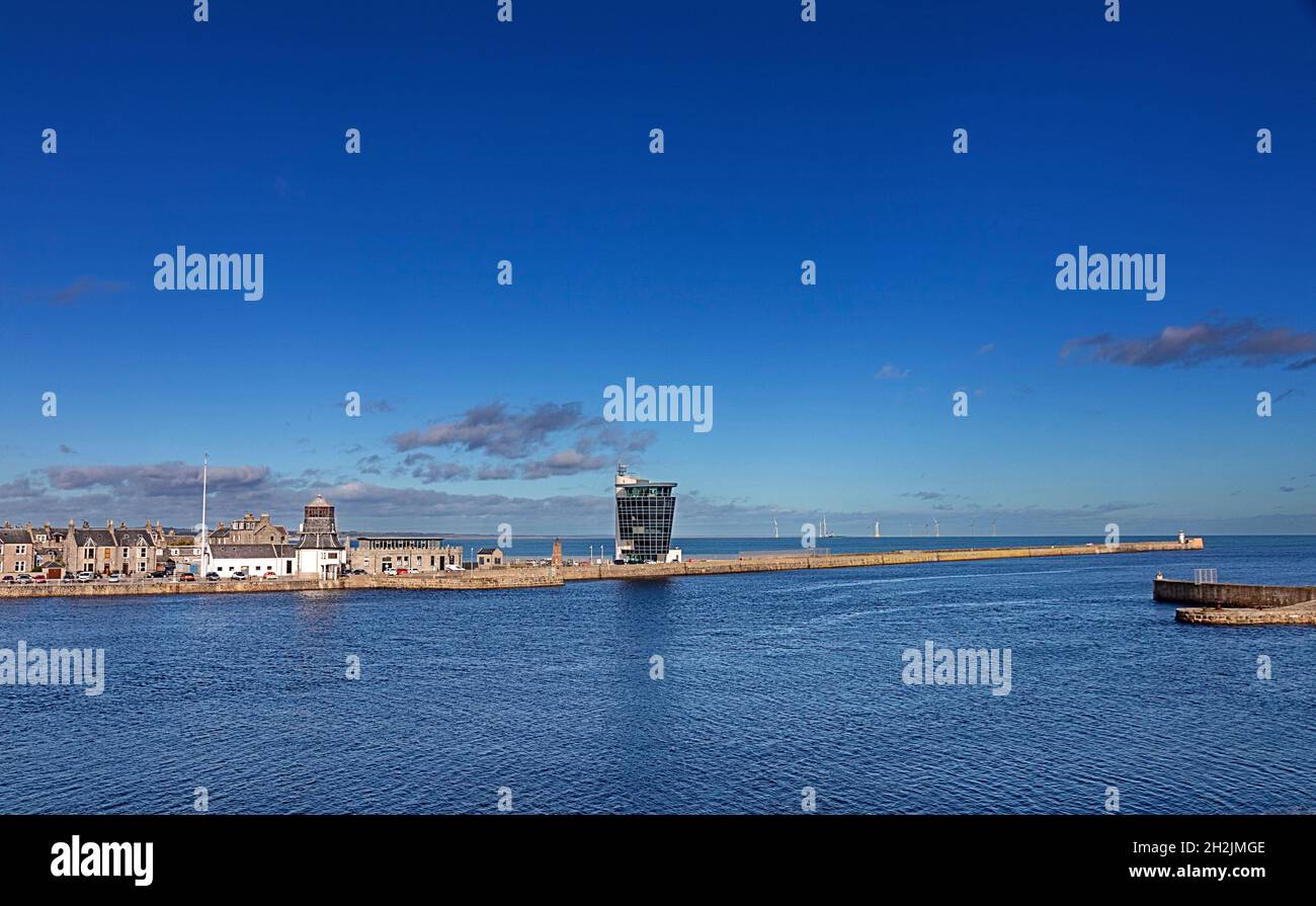 ABERDEEN CITY SCOTLAND HARBOUR NORTH PIER CON LA VECCHIA ROUNDHOUSE BIANCA E L'ALTO CENTRO MARINO O DI OPERAZIONI DI SPEDIZIONE Foto Stock
