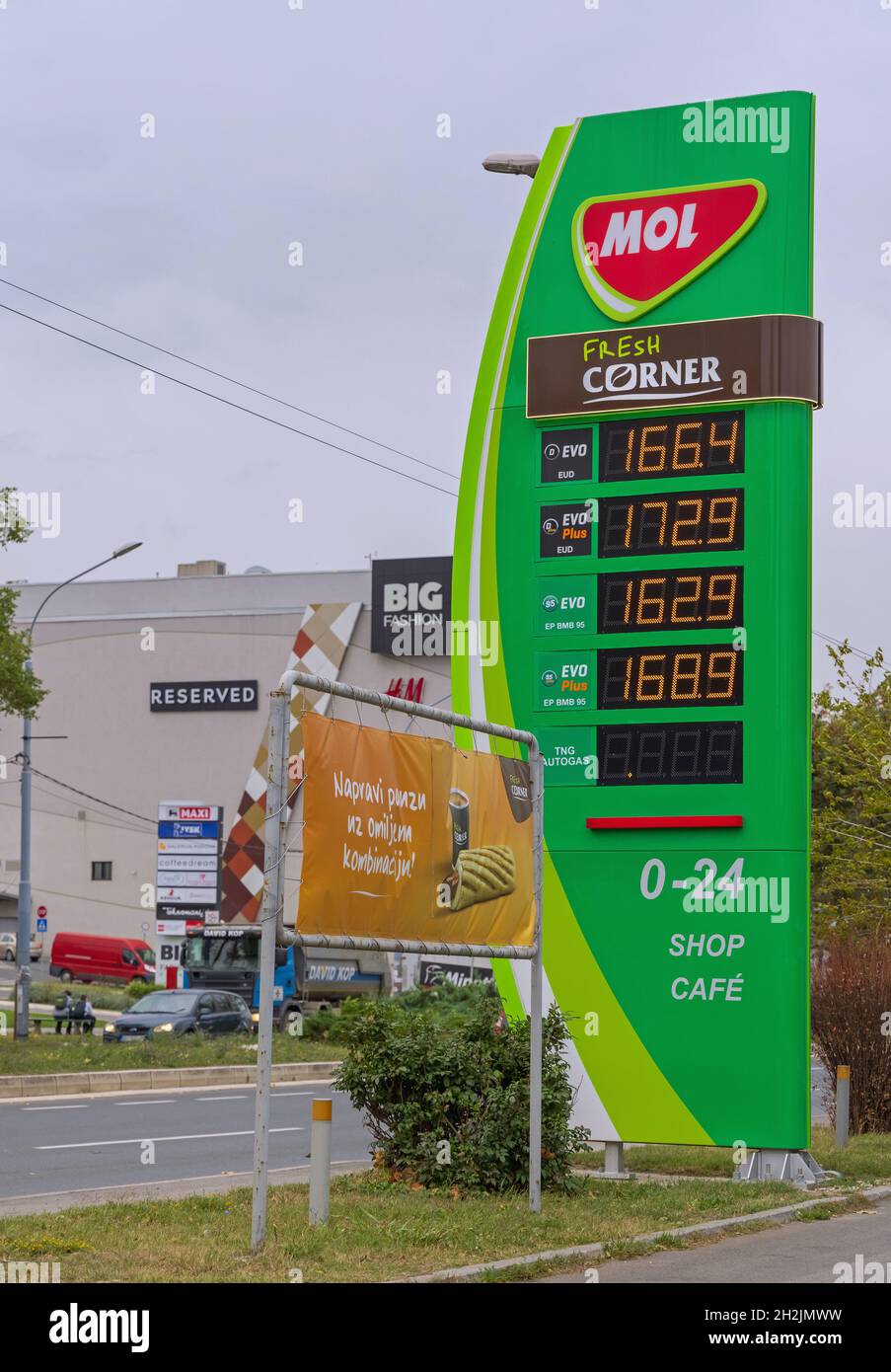 Belgrado, Serbia - 07 ottobre 2021: Stazione di benzina ungherese MOL Price Tower in via Visnjicka. Foto Stock