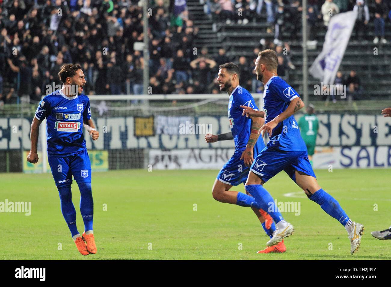 (L)Giuseppe Guadagni (26) Paganese, (C) Raffaele Schiavi (6) Paganese (R) Michele Murolo (5) Paganese , esultato dopo il traguardo durante il Campionato Italiano di Calcio Serie C Girone C Lega Pro, decimo giorno del primo round Paganese vs potenza. Paganese vince 2 - 0. (Foto di Pasquale Senatore/Pacific Press/Sipa USA) Foto Stock