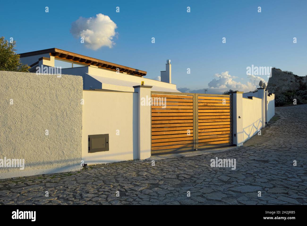 Moderna architettura mediterranea in Sicilia casa bianca con elementi in legno nella città di Milazzo Foto Stock