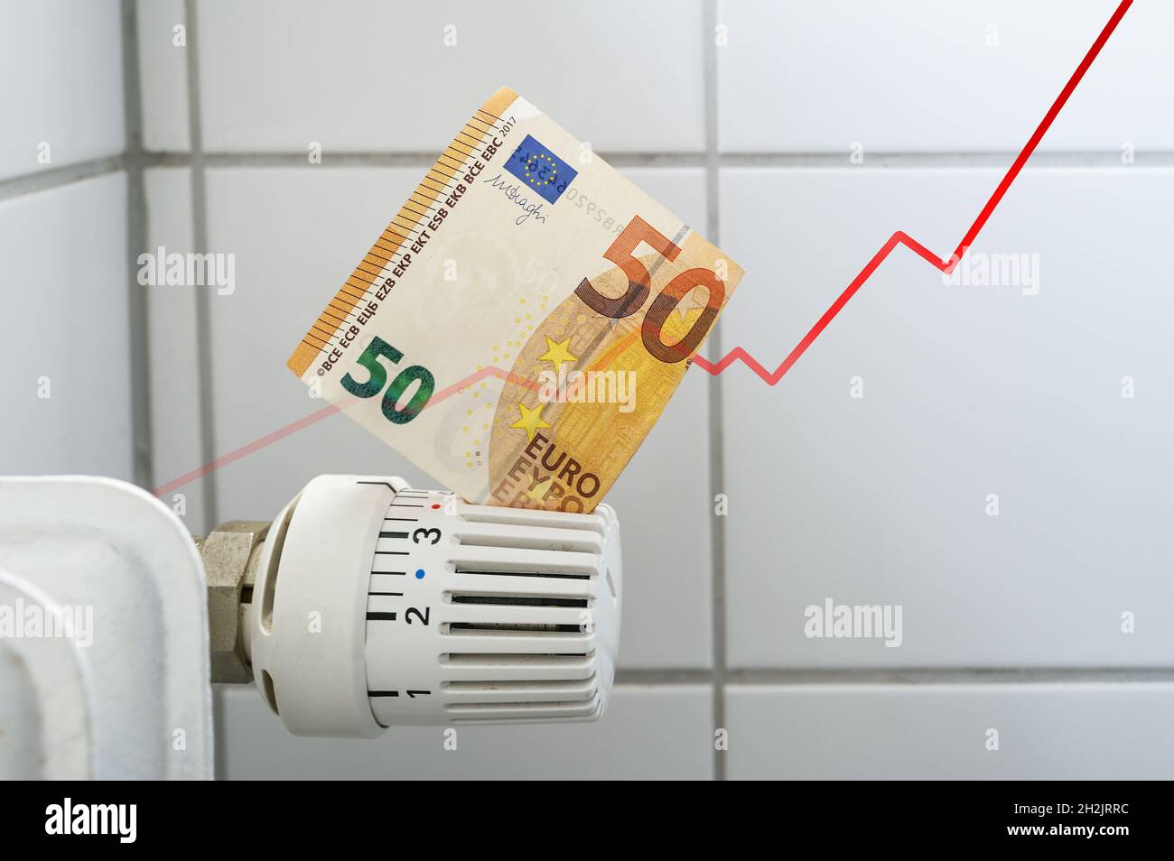 Curva crescente dei costi crescenti per il calore e l'energia, problema per i bilanci domestici simbolizzato da una banconota nel termostato di un radiatore di riscaldamento, finan Foto Stock