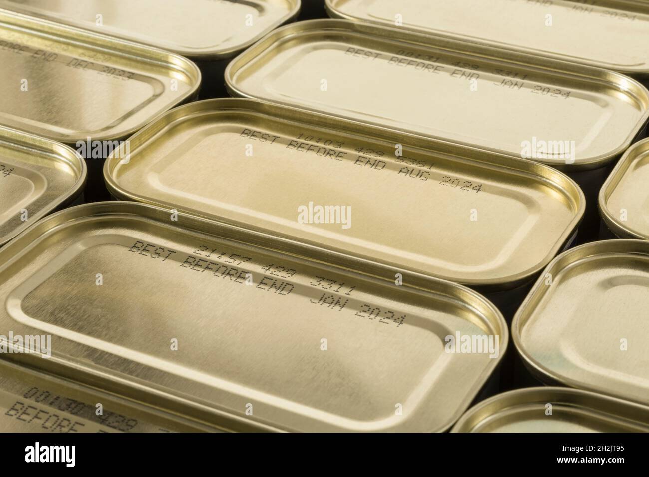 Barattoli di metallo astratti con parte di cibo meglio prima della data visibile. Per la conservazione degli alimenti, la penuria di cibo pandemico nel Regno Unito, il blocco di accaparramento. Foto Stock