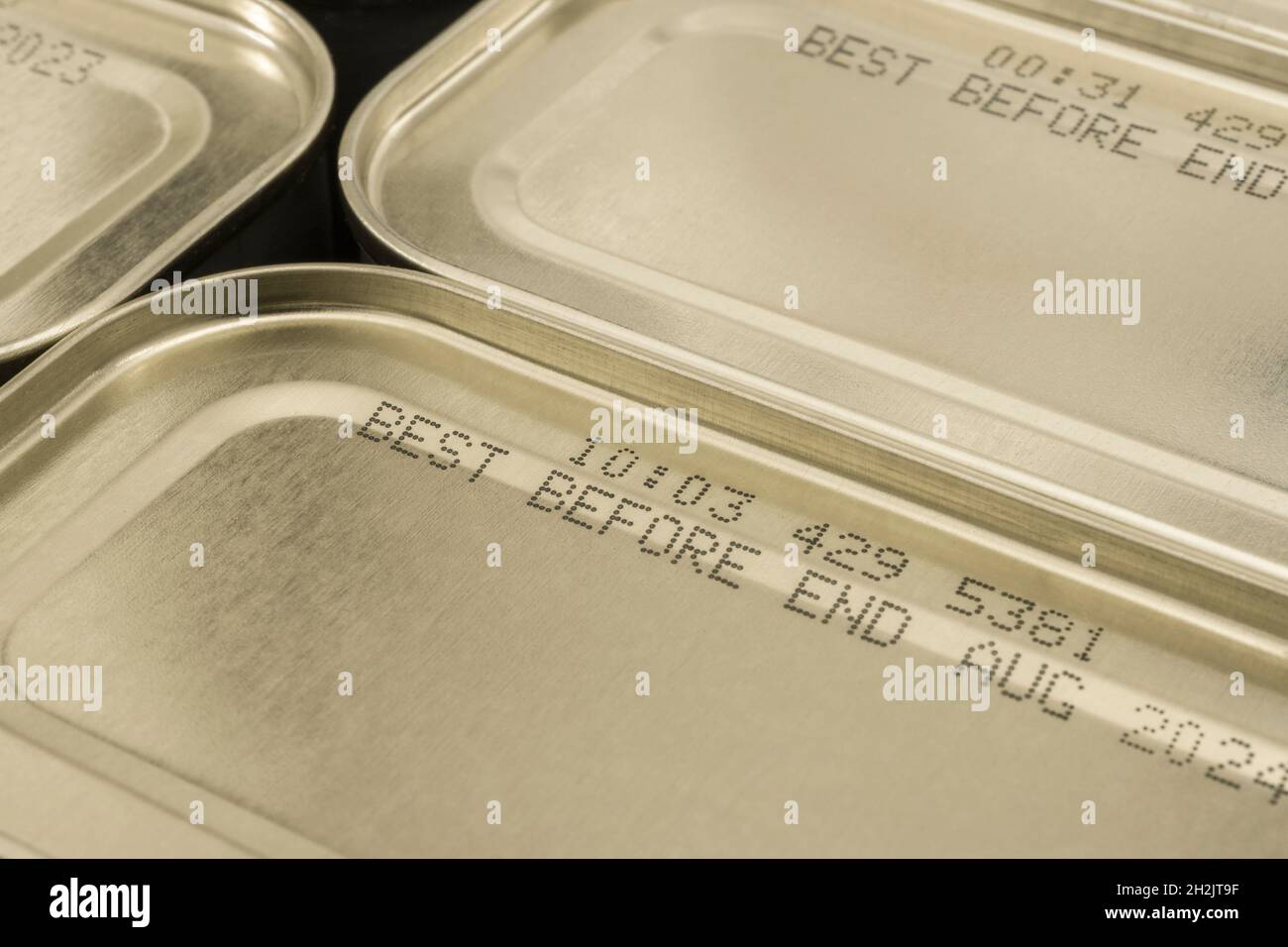 Barattoli di metallo astratti con parte di cibo meglio prima della data visibile. Per la conservazione degli alimenti, la penuria di cibo pandemico nel Regno Unito, il blocco di accaparramento. Foto Stock