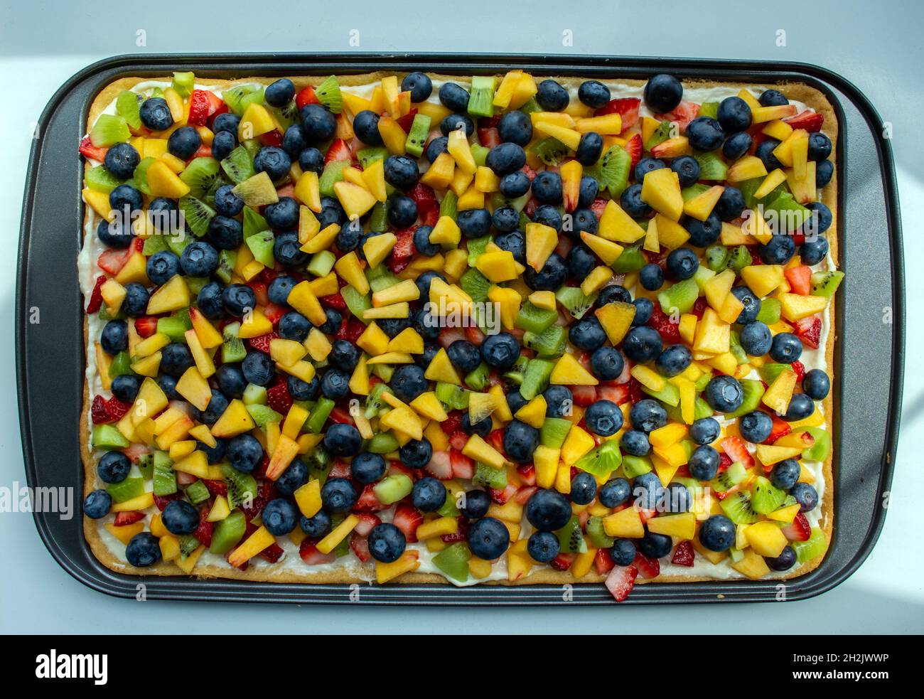 Questo foglio di biscotti è riempito con una crosta di biscotto dello zucchero, una miscela di formaggio di panna e un sacco di frutta fresca di stagione. Sarà rinfrescante mangiare su un caldo Foto Stock