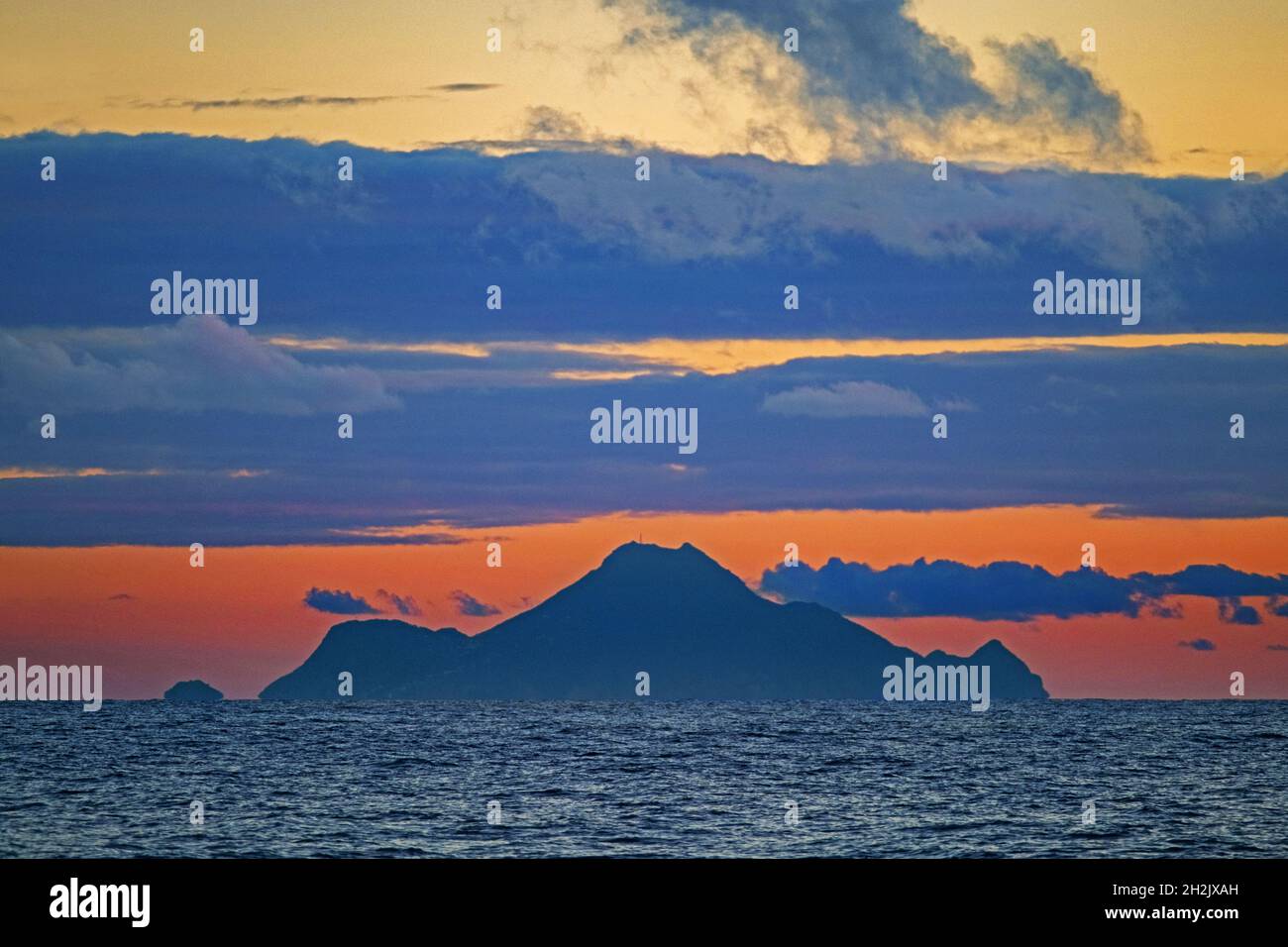 Saba, l'isola olandese e uno dei tre comuni speciali dei Paesi Bassi nel Mar dei Caraibi, che mostra il vulcano attivo Monte scenario al tramonto Foto Stock