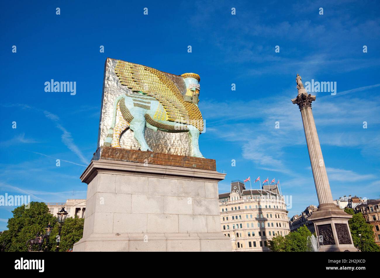 Replica della statua di Lamassu dell'artista Michael Rakowitz nel 2018 (con migliaia di lattine vuote) e della colonna di Nelson, Trafalgar Square, Londra, Inghilterra Foto Stock