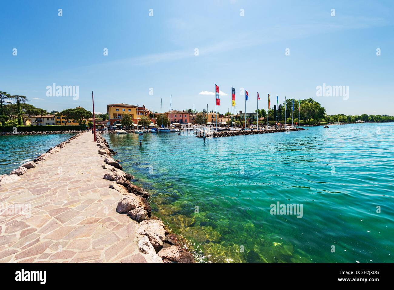 Piccolo porto del villaggio di Cisano con barche da diporto ormeggiate. Località turistica sulla costa del Lago di Garda. Bardolino, Verona, Veneto, Italia, Europa. Foto Stock