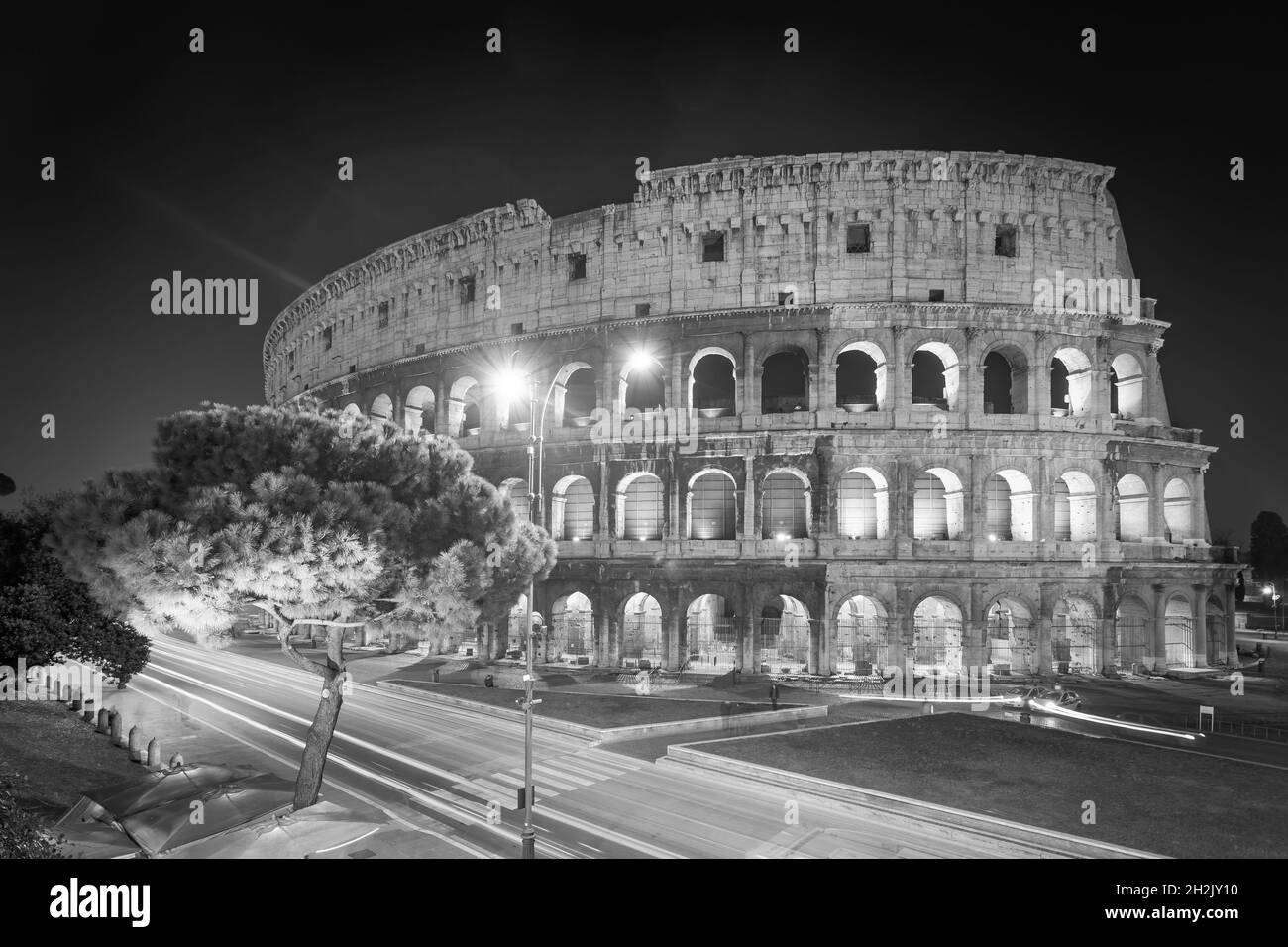 Colosseo a Roma di notte, Italia. Fotografia in bianco e nero Foto Stock