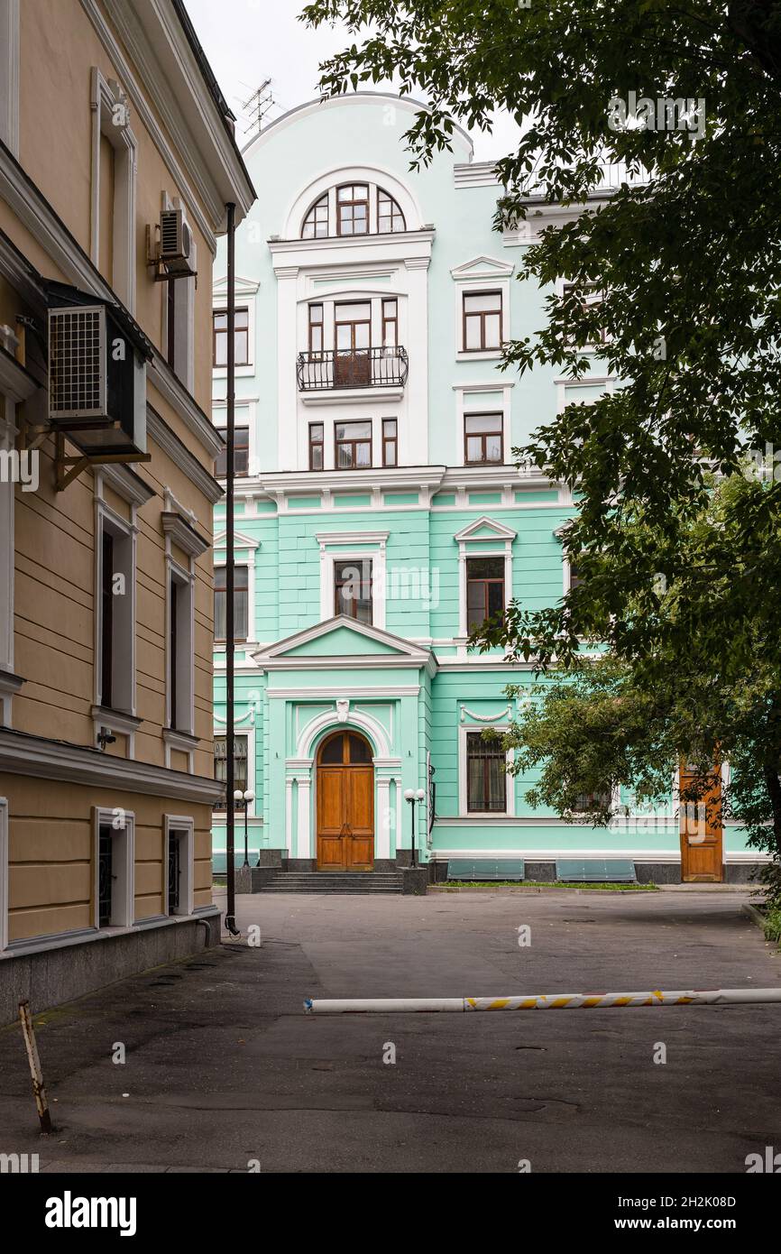 Vista sul cortile urbano con il palazzo verde su via Spiridonovka nella città di Mosca. Casa è stata costruita nel 1902, ristrutturata nel 1999 Foto Stock