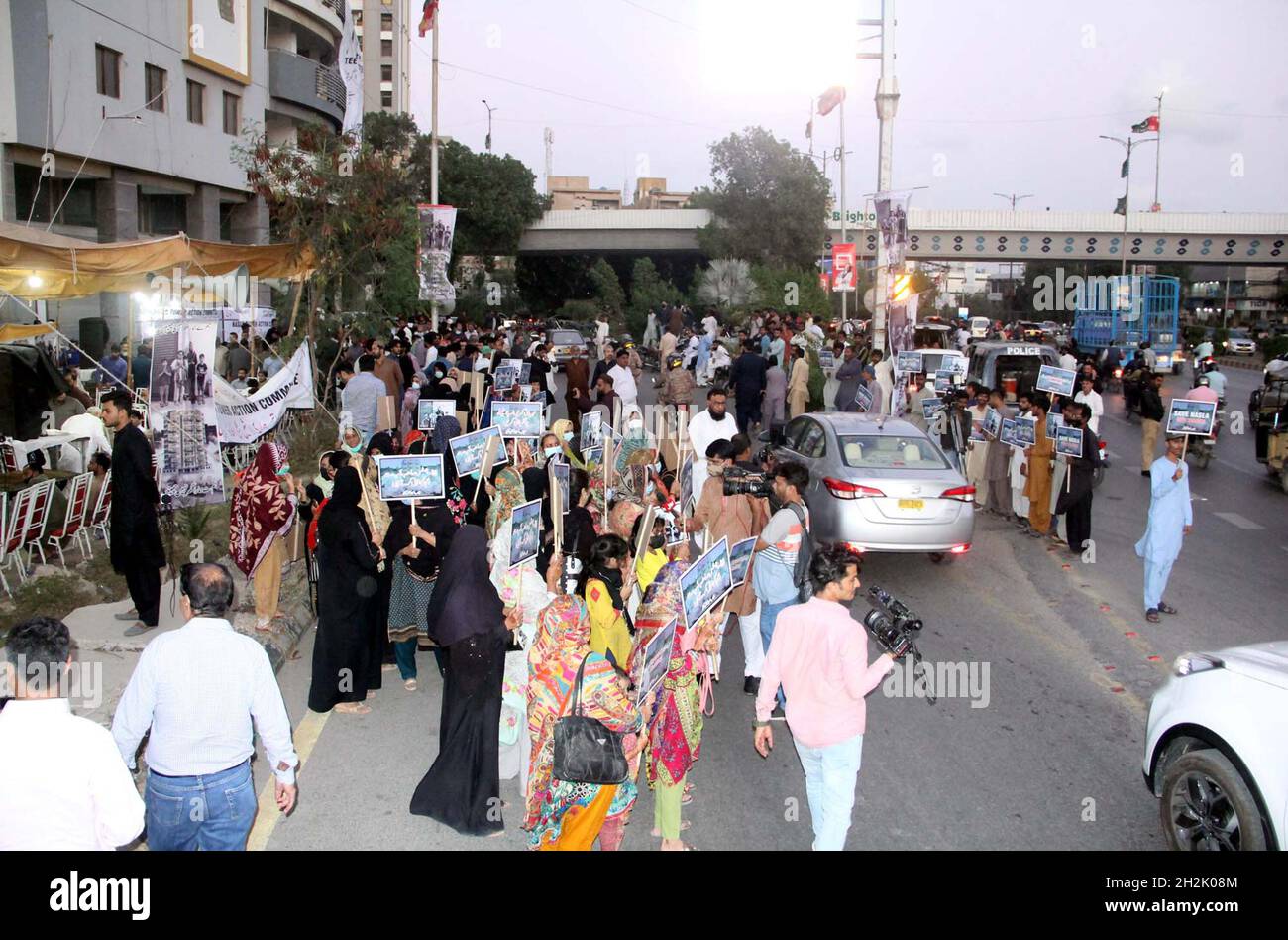 Pakistan. 22 ottobre 2021. I residenti colpiti della Nasla Tower stanno tenendo una dimostrazione di protesta contro la demolizione dell'edificio a 15 piani, fuori dalla Nasla Tower situato su Shahrah-e-Faisal a Karachi venerdì 22 ottobre 2021. Il distretto orientale di Karachi emette un avviso ai residenti della Torre Nasla per lasciare i locali entro il 27 ottobre o per far fronte a un'azione legale. Il mese scorso la Corte Suprema aveva respinto una petizione di revisione che chiedeva alla Corte di riprendere l'ordine di demolire la Torre Nasla. Credit: Asianet-Pakistan/Alamy Live News Foto Stock