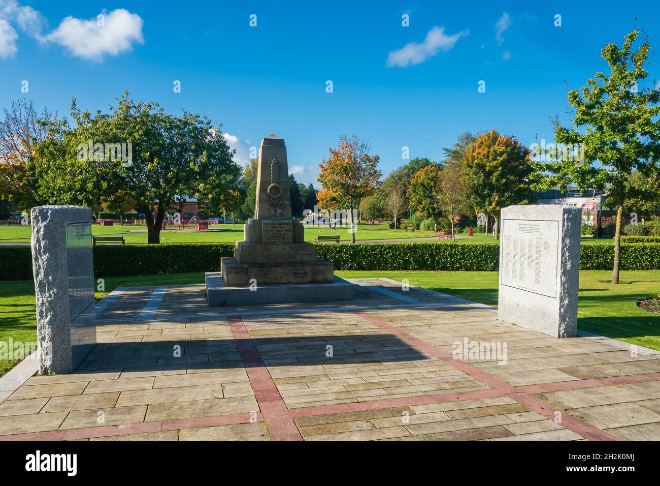 21.10.21 Ormskirk, Lancashire, Regno Unito. I compagni di Ormskirk Cenotaph è stato svelato dal 17 conte di Derby, uno dei tanti che ha dedicato in quei primi anni Foto Stock