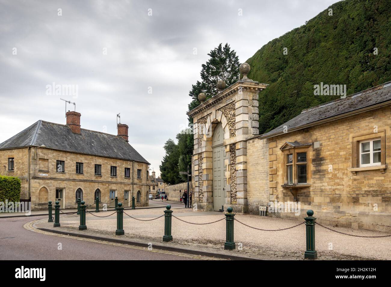 Bathurst Estate entrata e alto yew albero siepe a Park Street, Cirencester, Gloucestershire, Inghilterra Foto Stock
