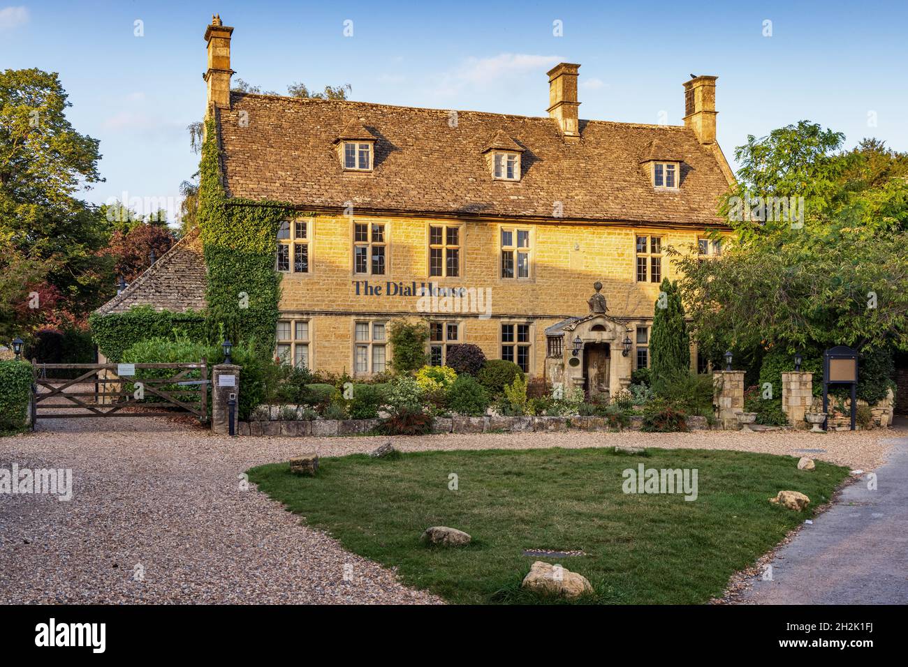 Il Dial House Hotel, classificato di grado II, si trova in High Street, nel centro del pittoresco villaggio di Bourton-on-the-Water, nelle Cotswolds. Foto Stock