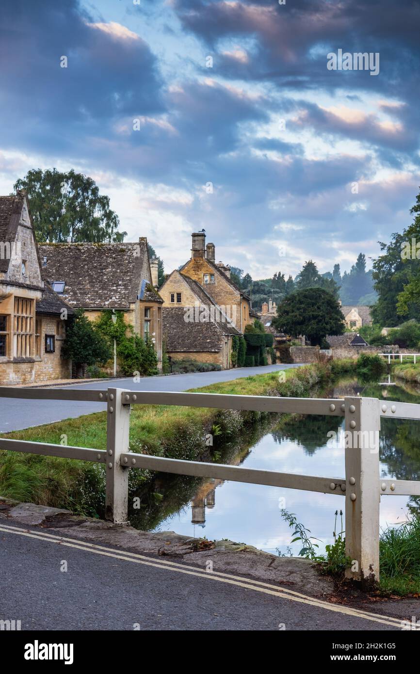 Cottage calcarei accanto al River Eye nel pittoresco villaggio di Cotswold di macellazione inferiore in Gloucestershire, Inghilterra. Foto Stock