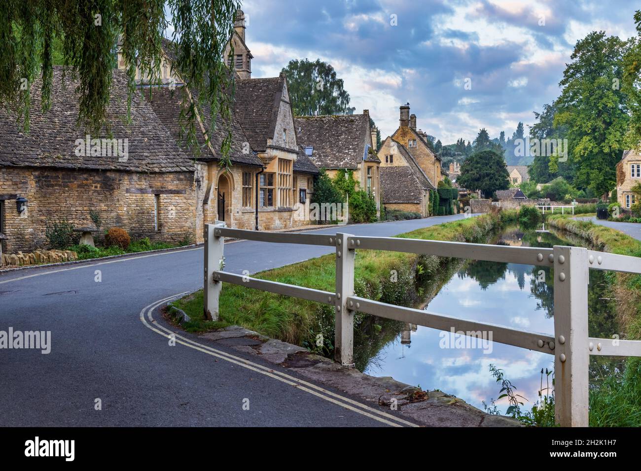 Cottage calcarei accanto al River Eye nel pittoresco villaggio di Cotswold di macellazione inferiore in Gloucestershire, Inghilterra. Foto Stock