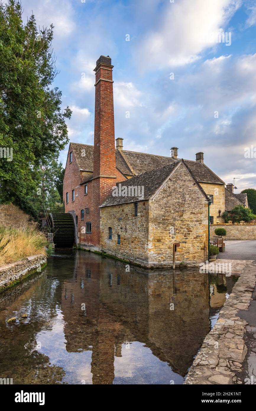 L'Old Water Mill nel pittoresco villaggio di Cotswolds di macellazione inferiore in Gloucestershire, Inghilterra. Foto Stock