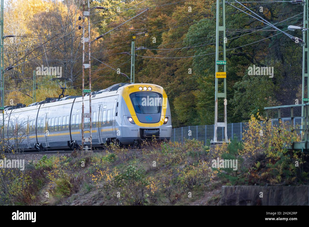 PARTILLE, SVEZIA - 21 ottobre 2021: Un treno locale che passa da. La fotografia scattata a Jonsered e la destinazione dei treni e' la Stazione Centrale di Gothenburg. Th Foto Stock