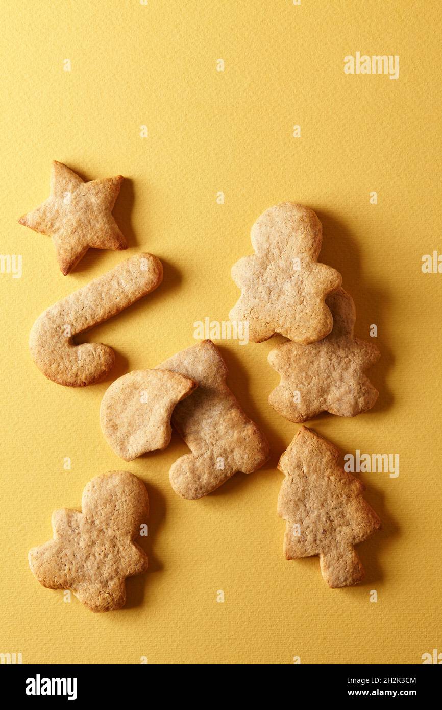 overhead shot di biscotti alle mandorle su carta gialla Foto Stock