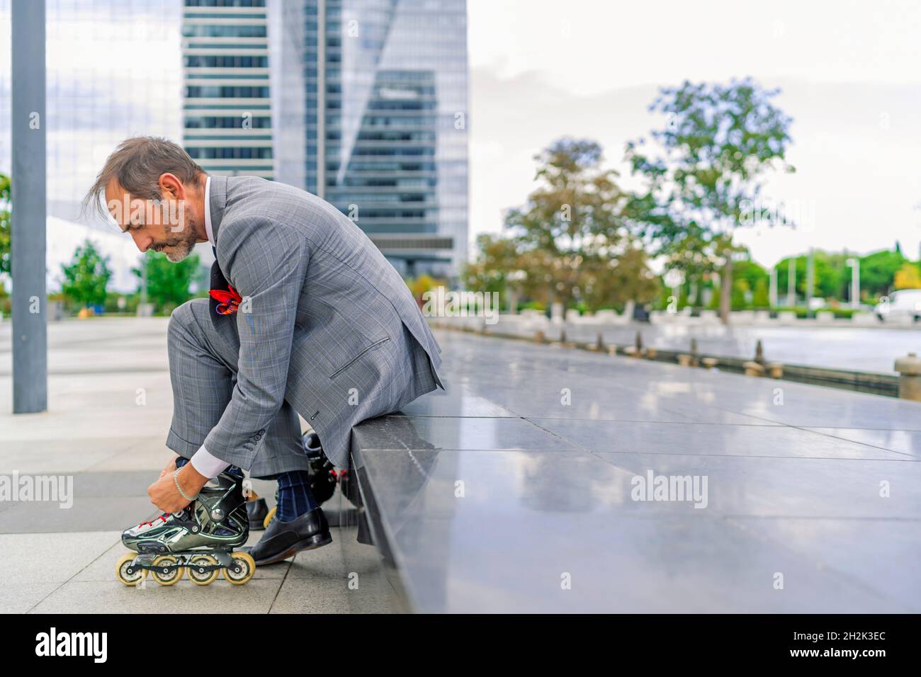 executive che mette i suoi pattini in linea Foto Stock