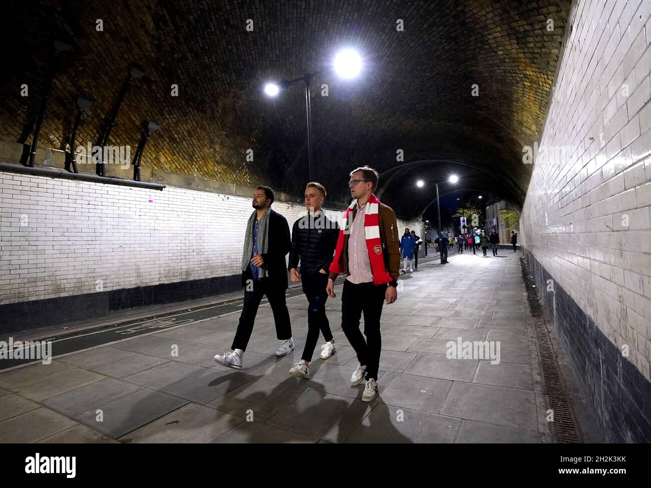 Gli appassionati dell'Arsenal si sono inchinate nello stadio prima della partita della Premier League all'Emirates Stadium di Londra. Data foto: Venerdì 22 ottobre 2021. Foto Stock