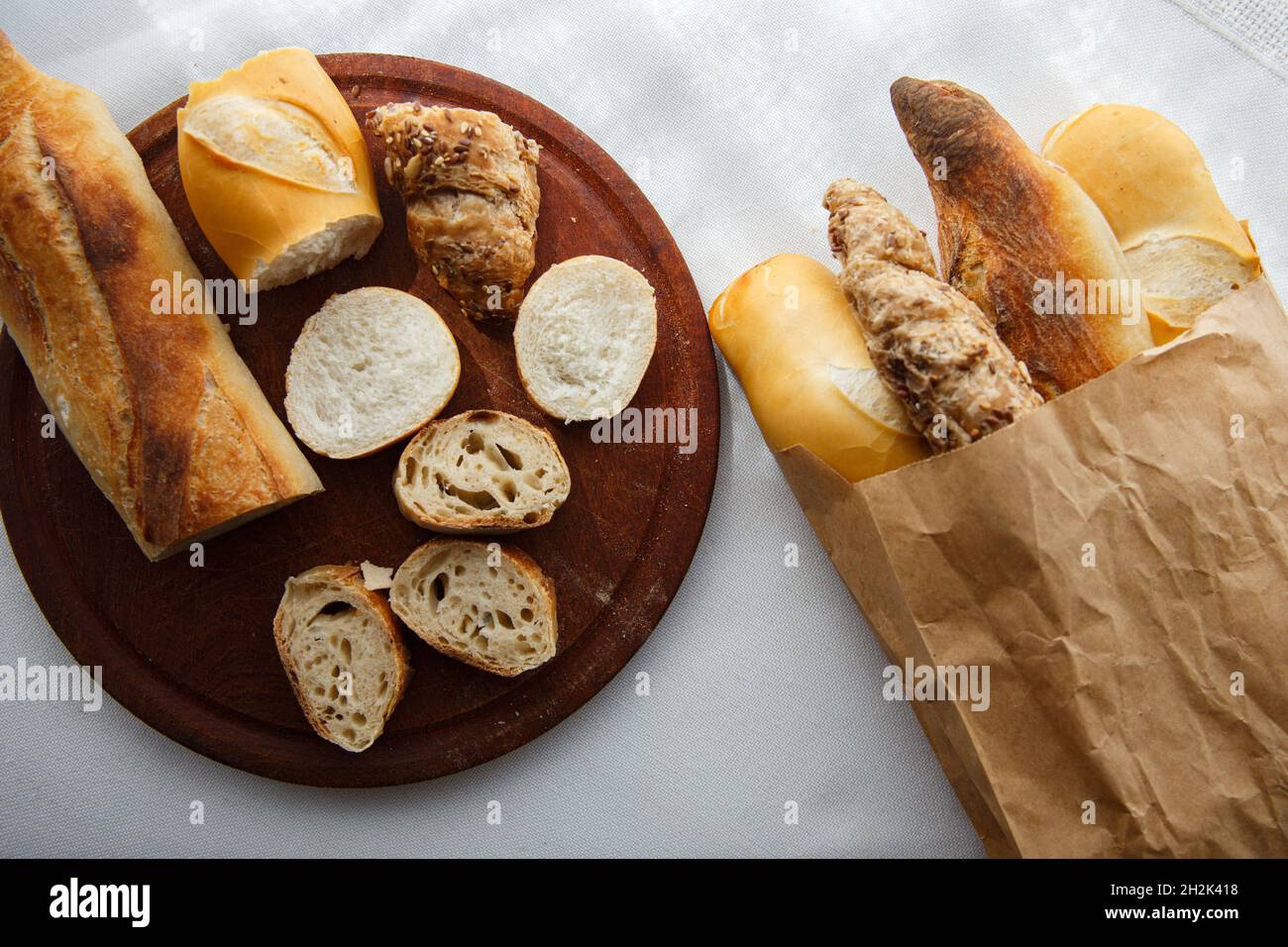 segale, grano, sacco di carta baguette multigrain, pezzi di legno Foto Stock