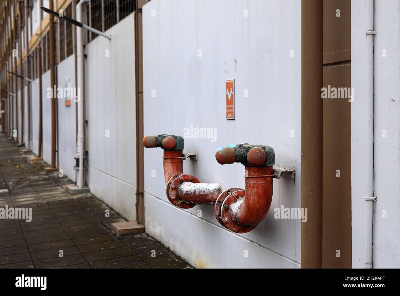 Tubi standard per idranti antincendio o collegamento con presa di fuoco in un edificio alto per l'alimentazione dell'acqua nell'impianto in caso di emergenza. Concetto di attrezzatura antincendio, Foto Stock Tubi standard per idranti antincendio o collegamento con presa di fuoco in un edificio alto per l'alimentazione dell'acqua nell'impianto in caso di emergenza. Concetto di attrezzatura antincendio, Foto Stock
