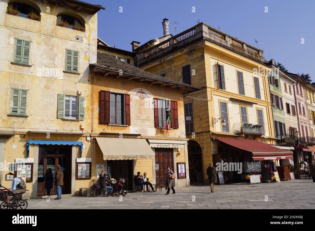 Orta San Giulio (Italia): Edifici storici e negozi nella piazza centrale di Motta Foto Stock