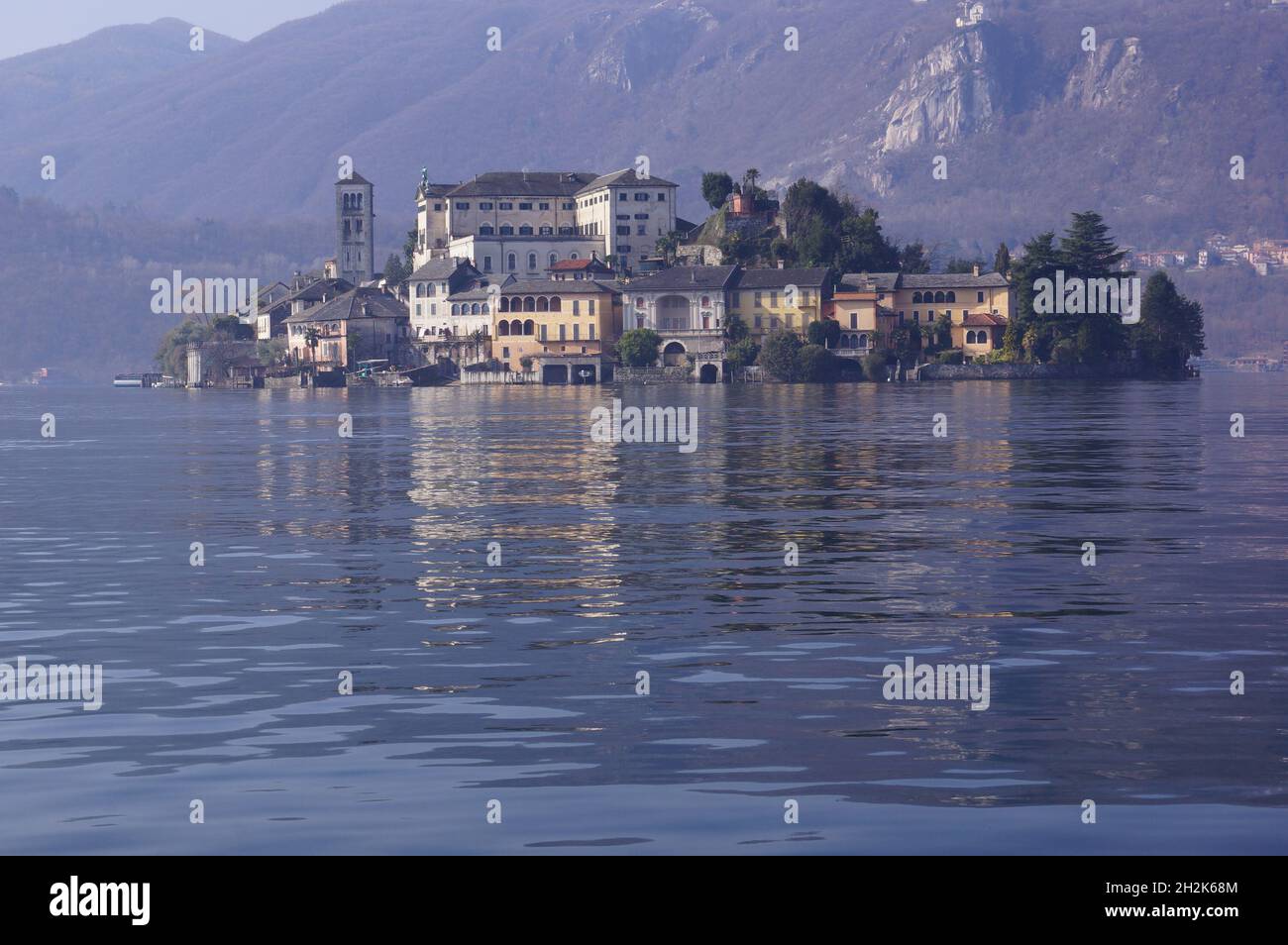 Veduta dell'Isola San Giulio di fronte al borgo di Orta San Giulio, sul Lago d'Orta, Piemonte (Italia) Foto Stock