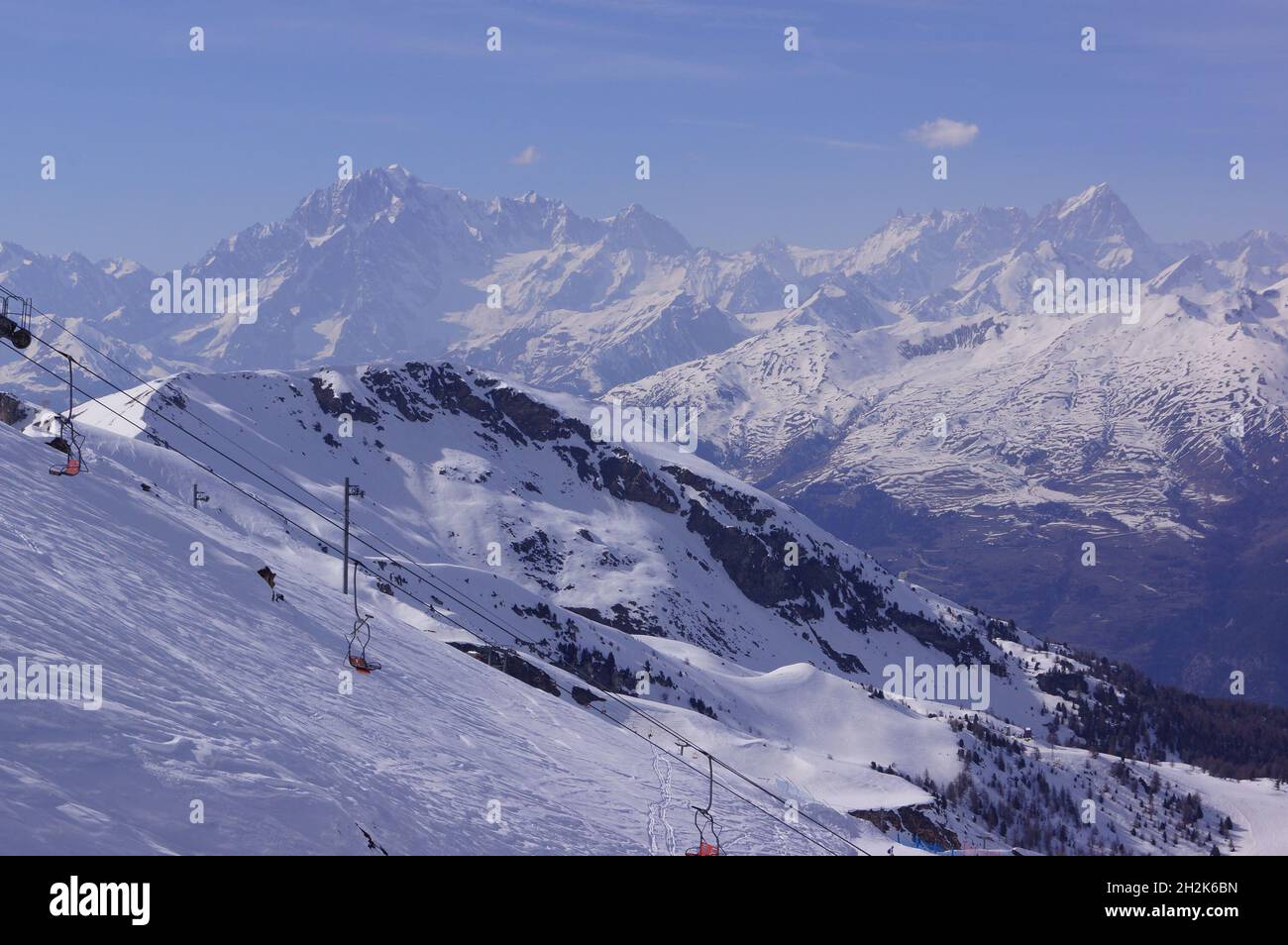 Vista sulle montagne innevate intorno a pila in Valle d'Aosta (Italia) Foto Stock
