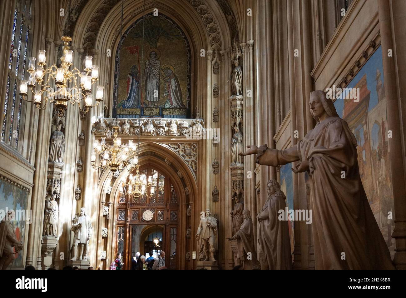 Londra, Regno Unito: Palazzo di Westminster, St Stephen's Hall e la statua di Lord Mansfield Foto Stock