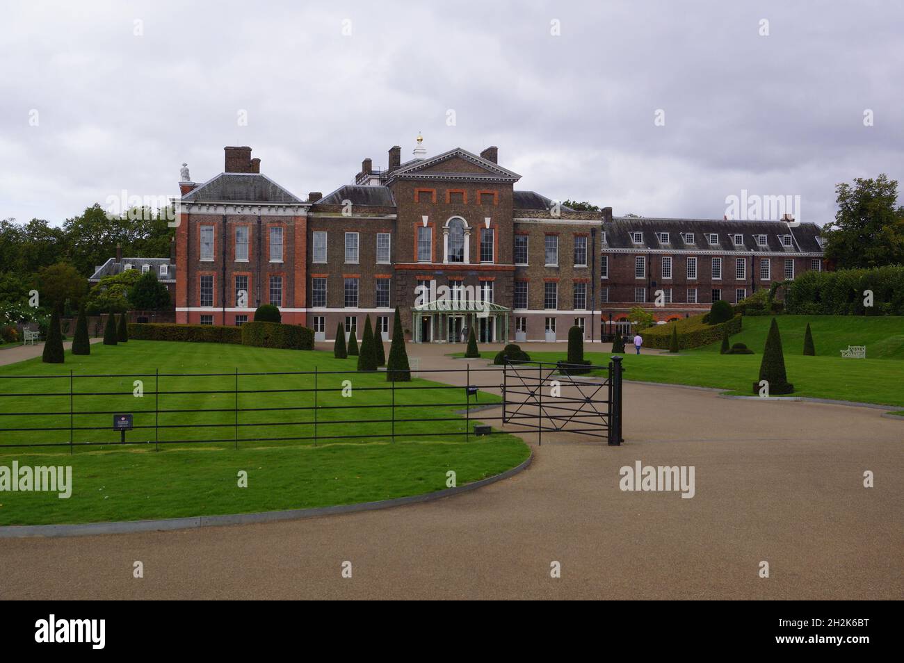 Londra, Regno Unito: Facciata e ingresso principale di Kensington Palace, nei Kensington Gardens Foto Stock