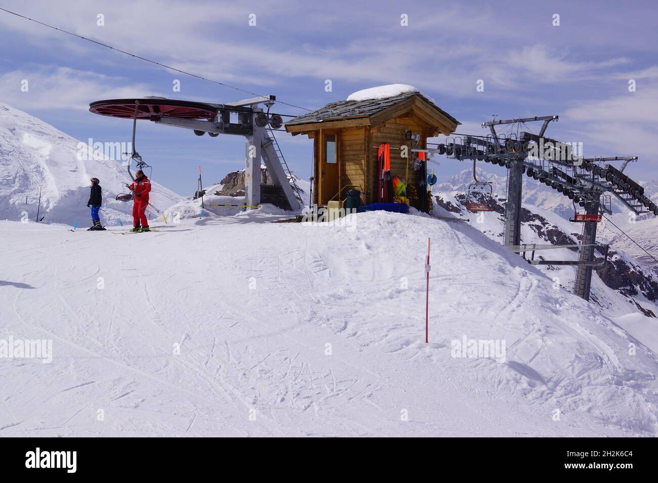 Pila, Valle d'Aosta (Italia): Due sciatori sono appena scese dalla seggiovia alla stazione superiore Foto Stock