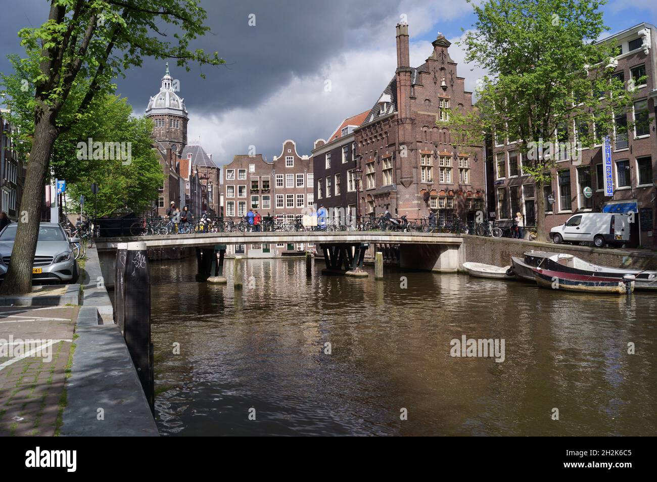 Vista su un ponte sul canale Oudezijds Kolk ad Amsterdam, Paesi Bassi Foto Stock